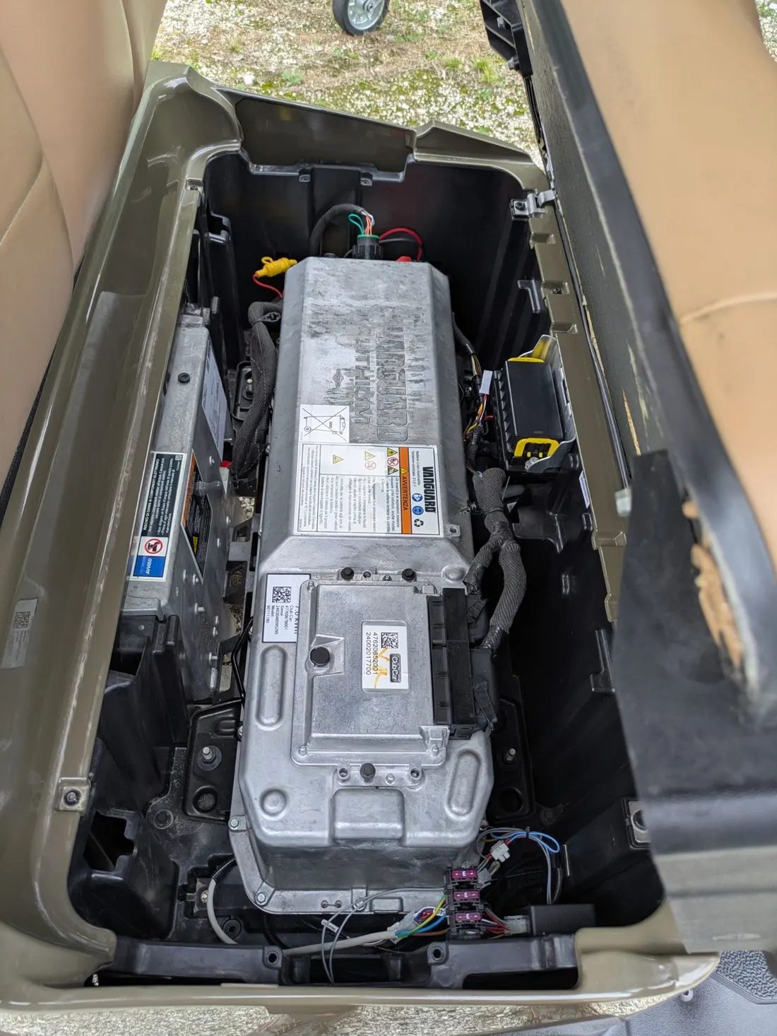 Vano batterie di un golf cart Club Car con un unico pacco al litio Vanguard, chiuso in un involucro metallico.